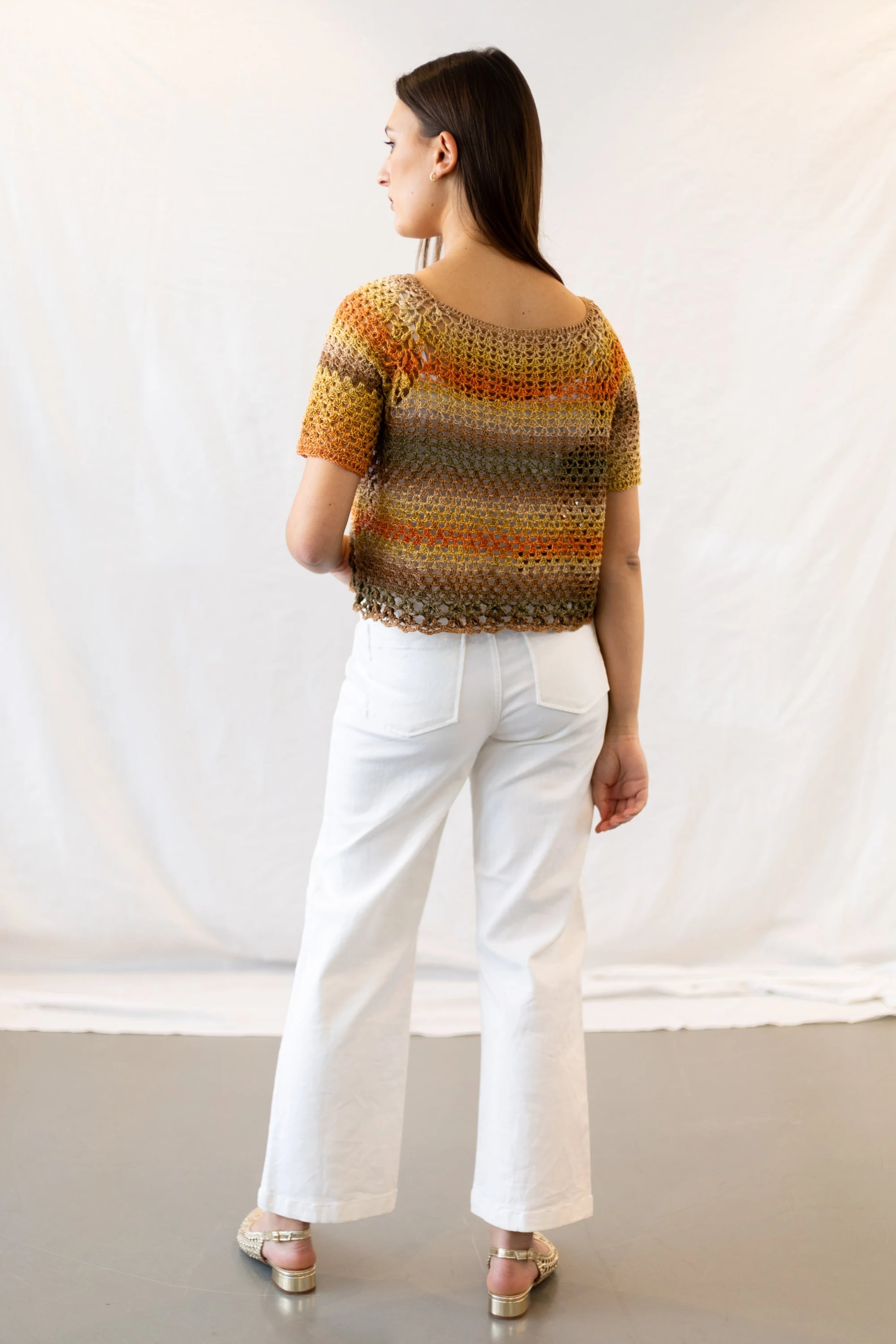 Vista completa espalda del Jersey Belleza tejido a crochet en tonos naranjas y verdes