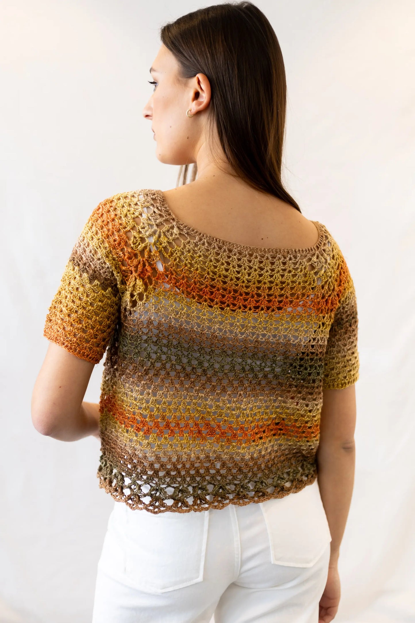 Vista completa espalda del Jersey Belleza tejido a crochet en tonos naranjas y verdes