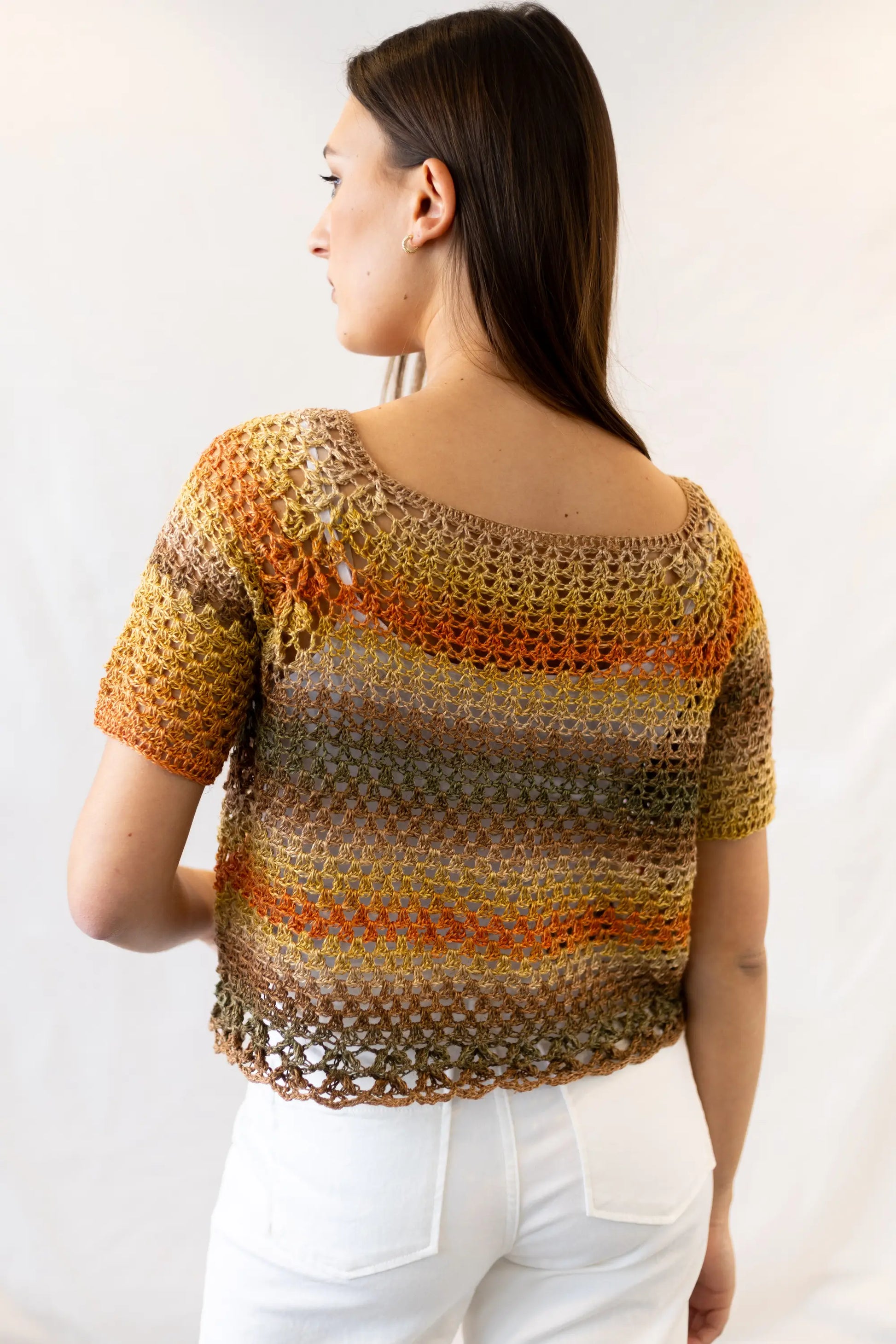 Vista completa espalda del Jersey Belleza tejido a crochet en tonos naranjas y verdes