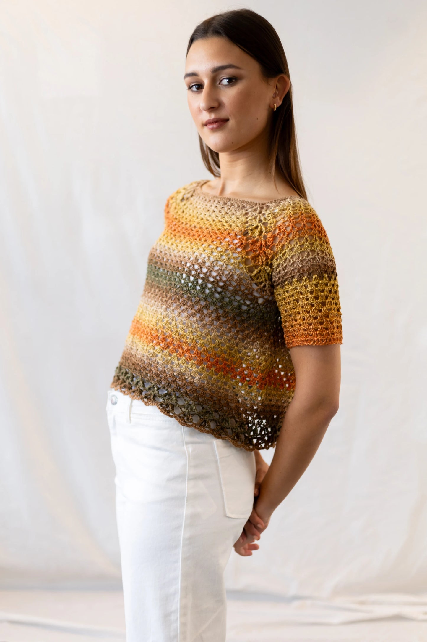 Vista completa detalle lateral delantero del Jersey Belleza tejido a crochet en tonos naranjas y verdes
