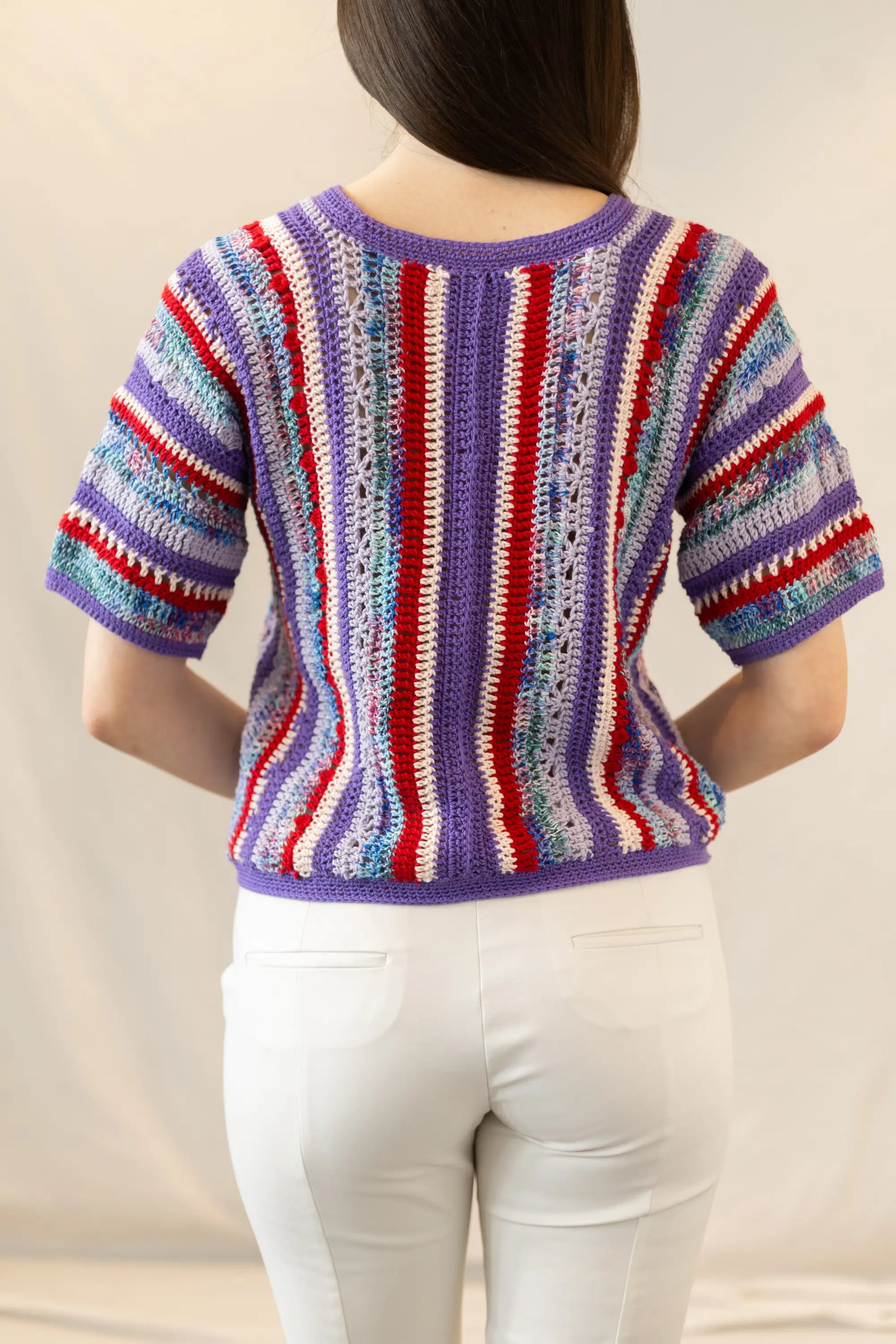 Vista espalda del Jersey Boreal tejido a crochet con hilo de algodón