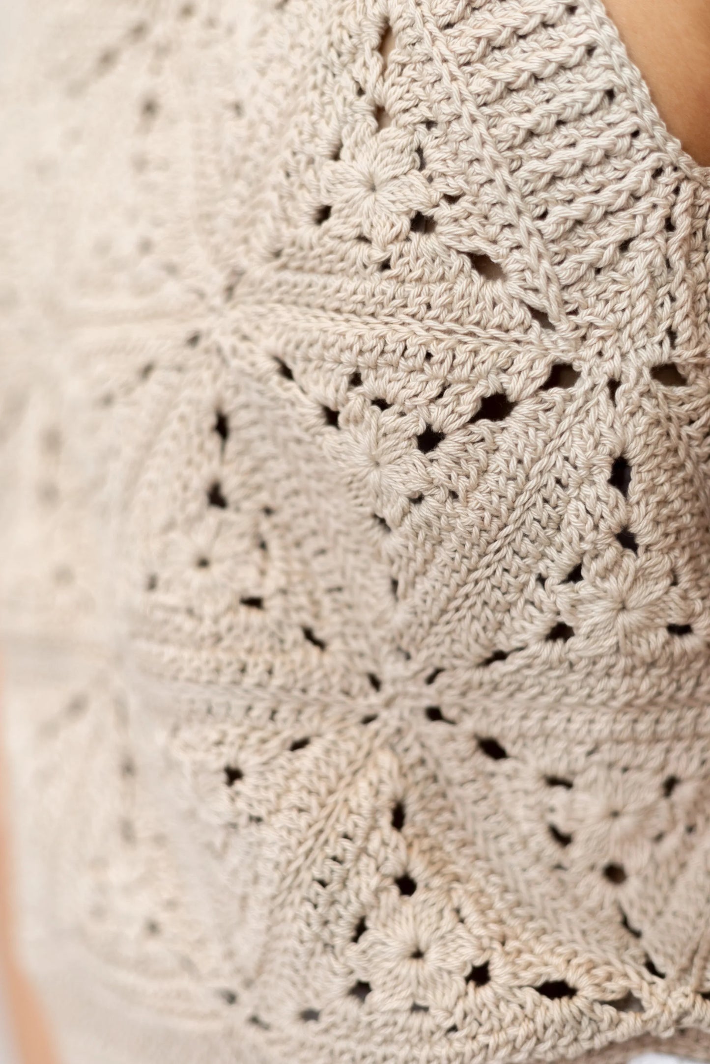 Vista detalle punto del Jersey Gijón tejido a crochet con algodón