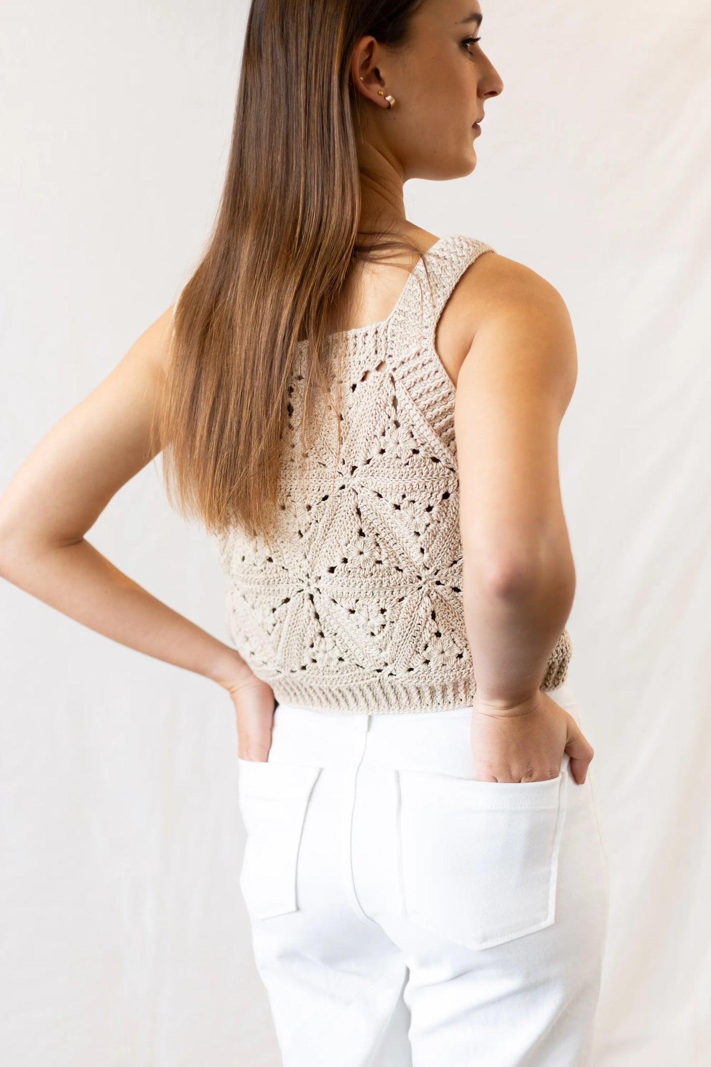 Vista espalda del Jersey Gijón tejido a crochet con algodón