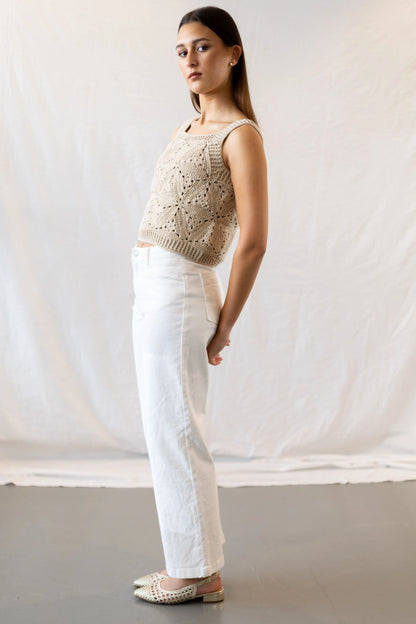 Vista cuerpo entero lateral del Jersey Gijón tejido a crochet con algodón