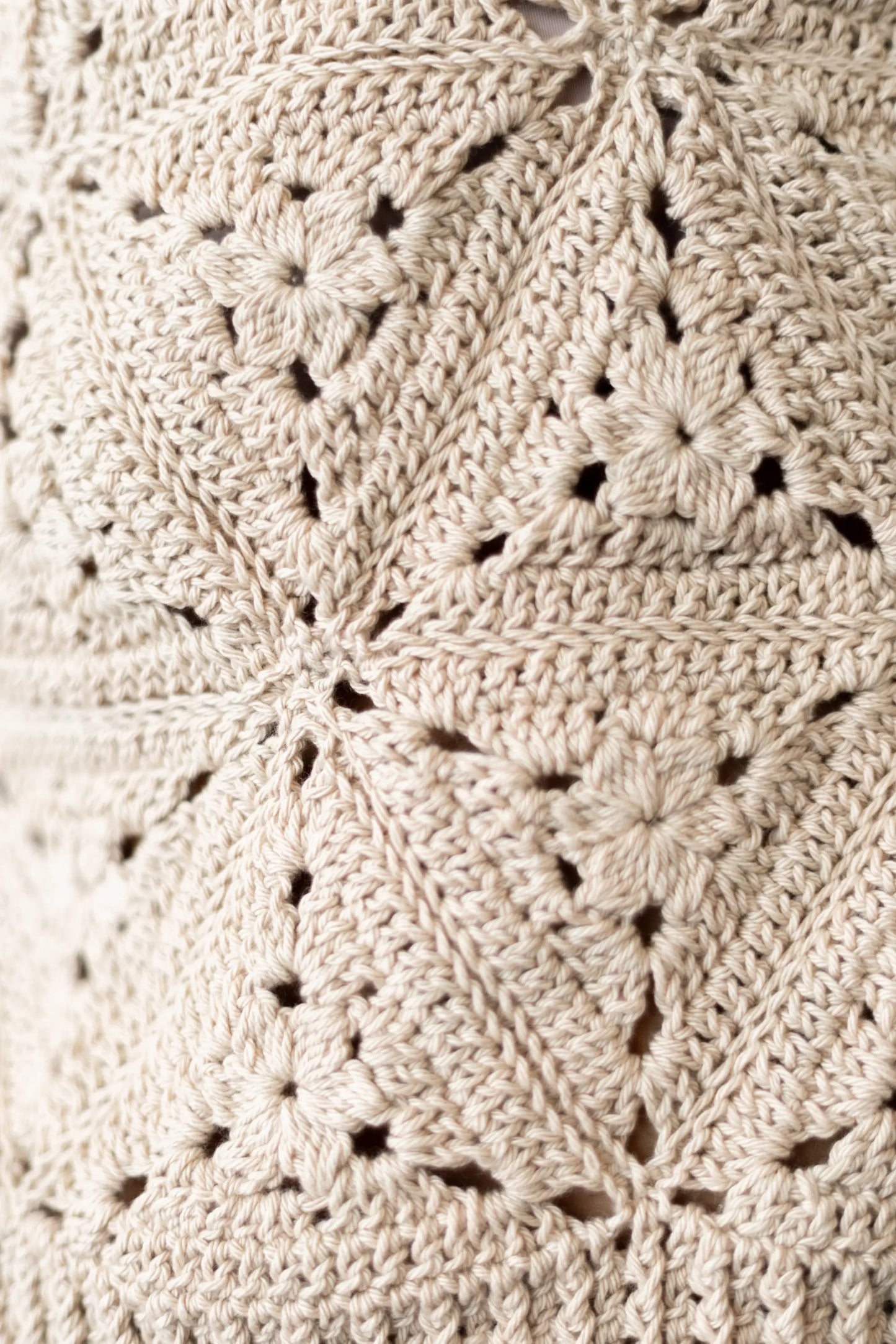 Vista detalle punto del Jersey Gijón tejido a crochet con algodón