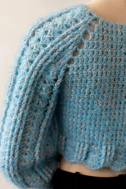 Vista detalle manga y espalda del Jersey Nube tejido a crochet con lana