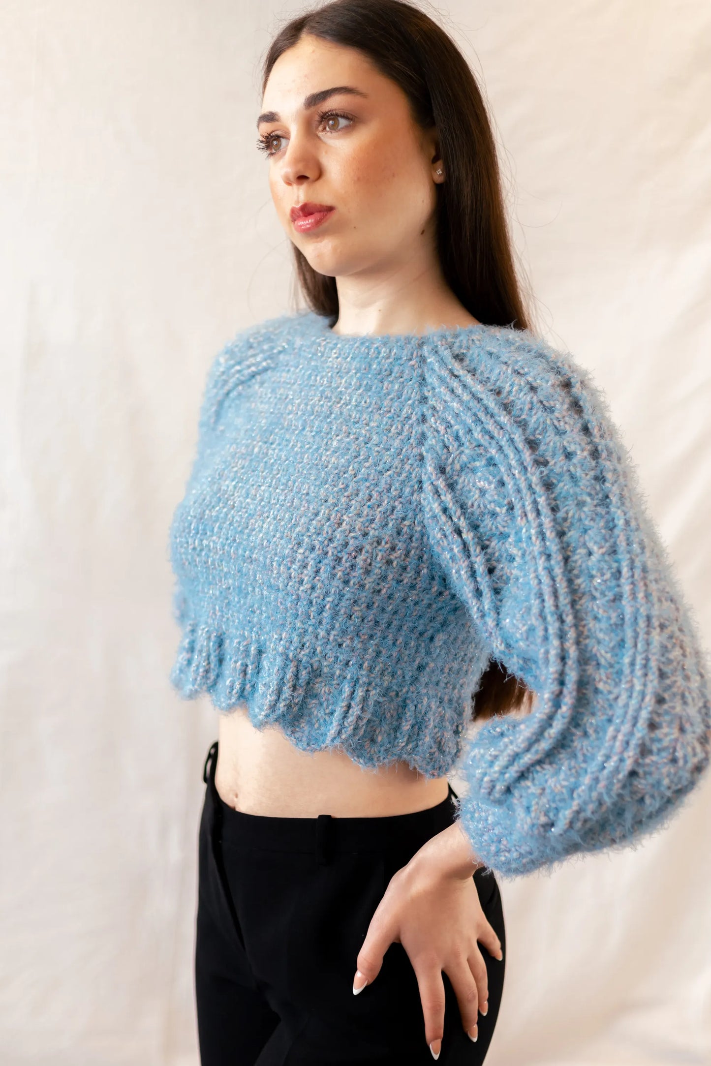 Vista detalle cuerpo lateral y manga del Jersey Nube tejido a crochet con lana