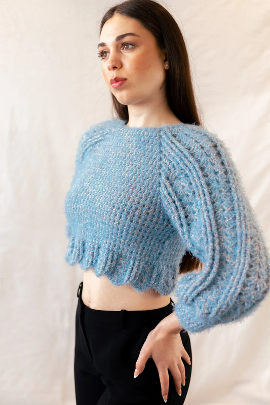 Vista detalle cuerpo lateral y manga del Jersey Nube tejido a crochet con lana