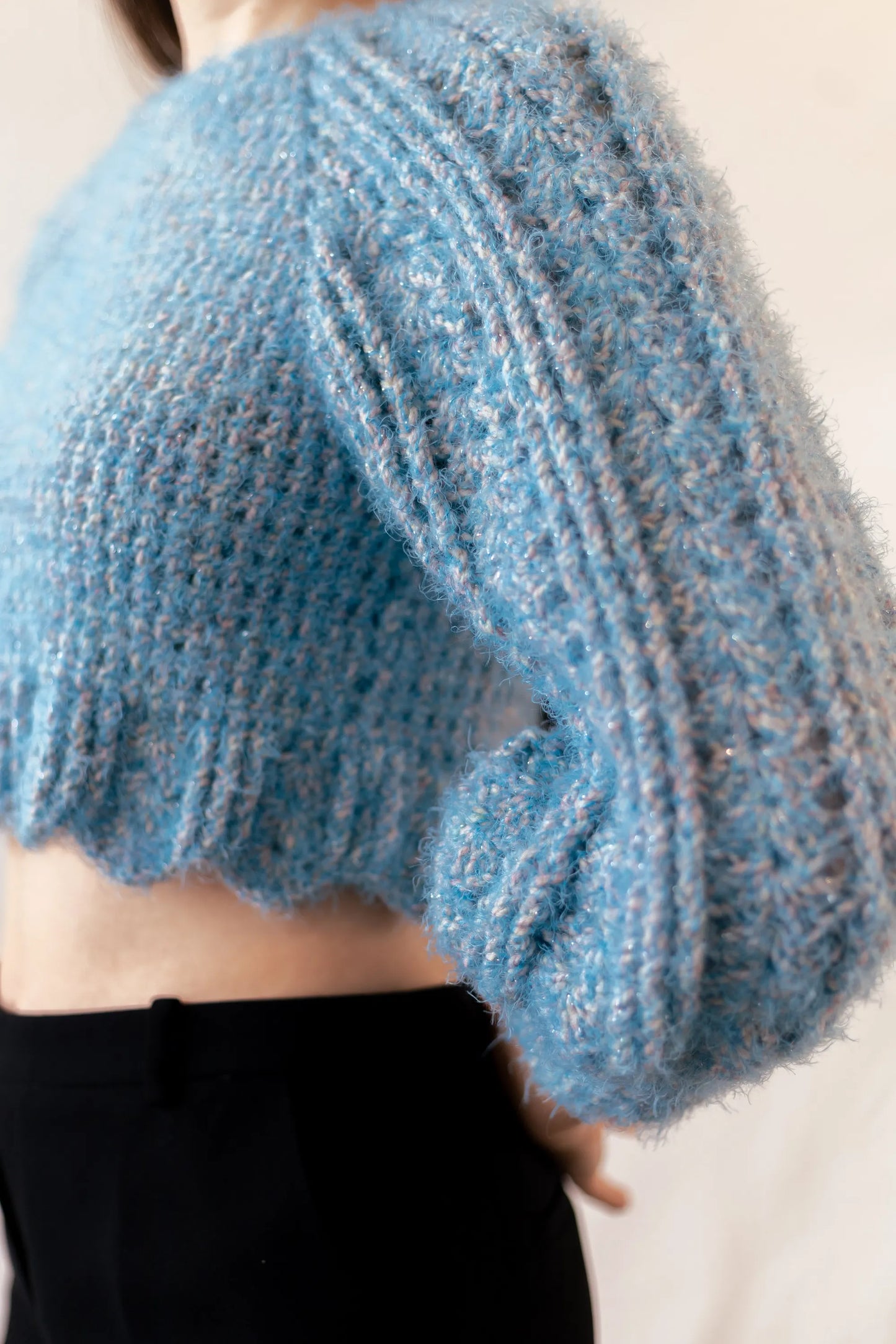 Vista detalle punto manga del Jersey Nube tejido a crochet con lana