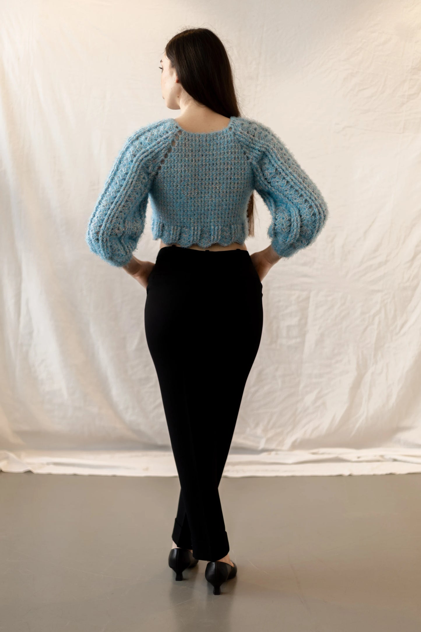 Vista cuerpo entero espalda del Jersey Nube tejido a crochet con lana