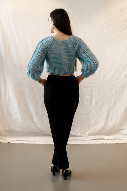 Vista cuerpo entero espalda del Jersey Nube tejido a crochet con lana