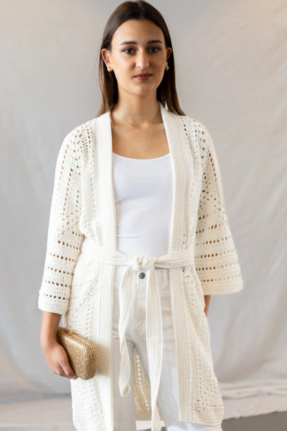 Vista detalle delantero completo del Kimono Constanza en versión algodón tejido a crochet de color blanco con cinturón