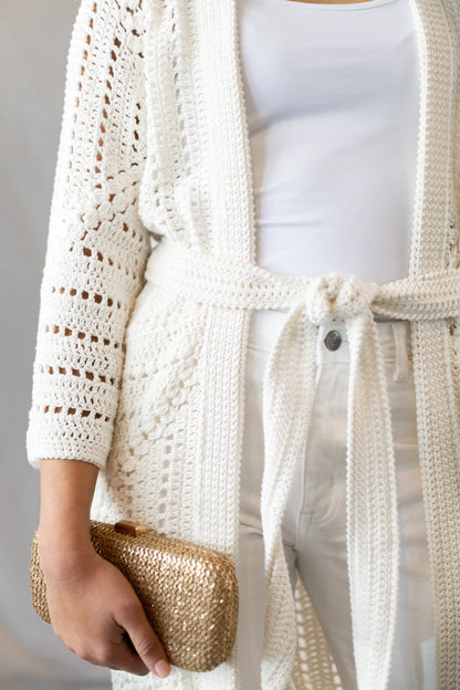 Vista detalle delantero manga y cinturón del Kimono Constanza en versión algodón tejido a crochet de color blanco