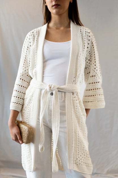 Vista detalle delantero del Kimono Constanza en versión algodón tejido a crochet de color blanco con cinturón