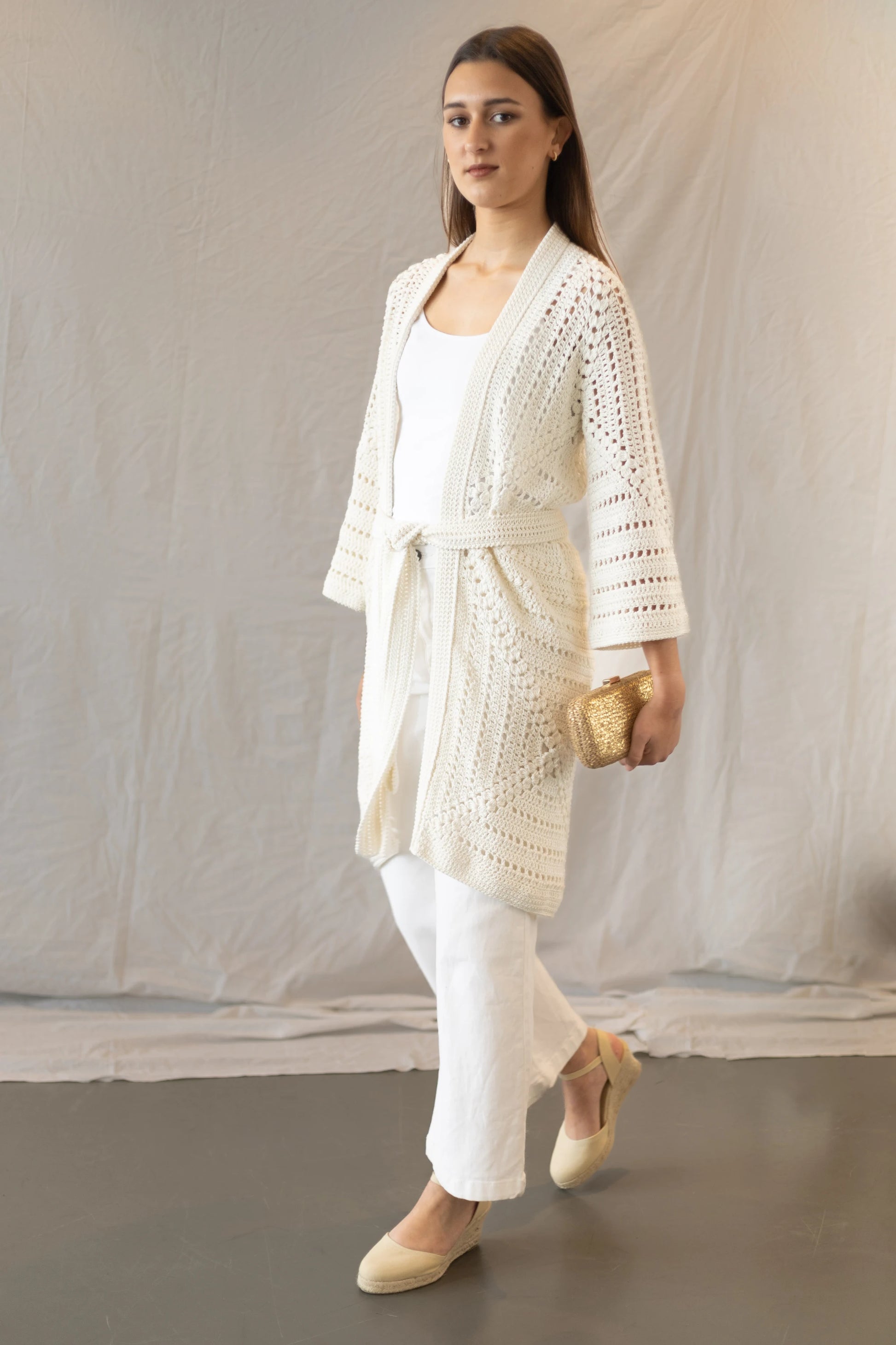 Vista completa delantero y lateral del Kimono Constanza en versión algodón tejido a crochet de color blanco con cinturón