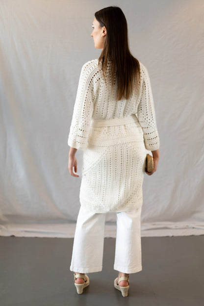 Vista completa espalda del Kimono Constanza en versión algodón tejido a crochet de color blanco con cinturón
