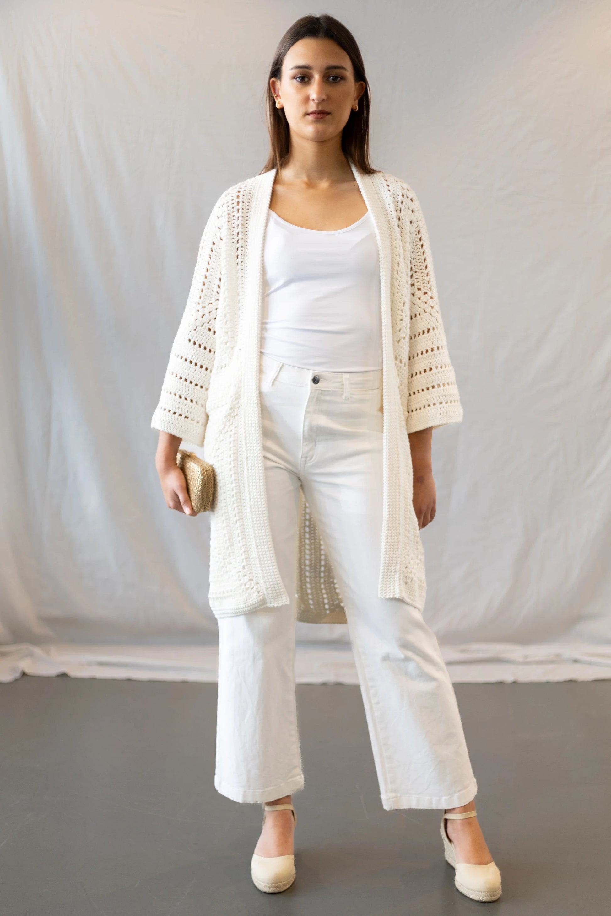 Vista completa delantero del Kimono Constanza en versión algodón tejido a crochet de color blanco sin cinturón