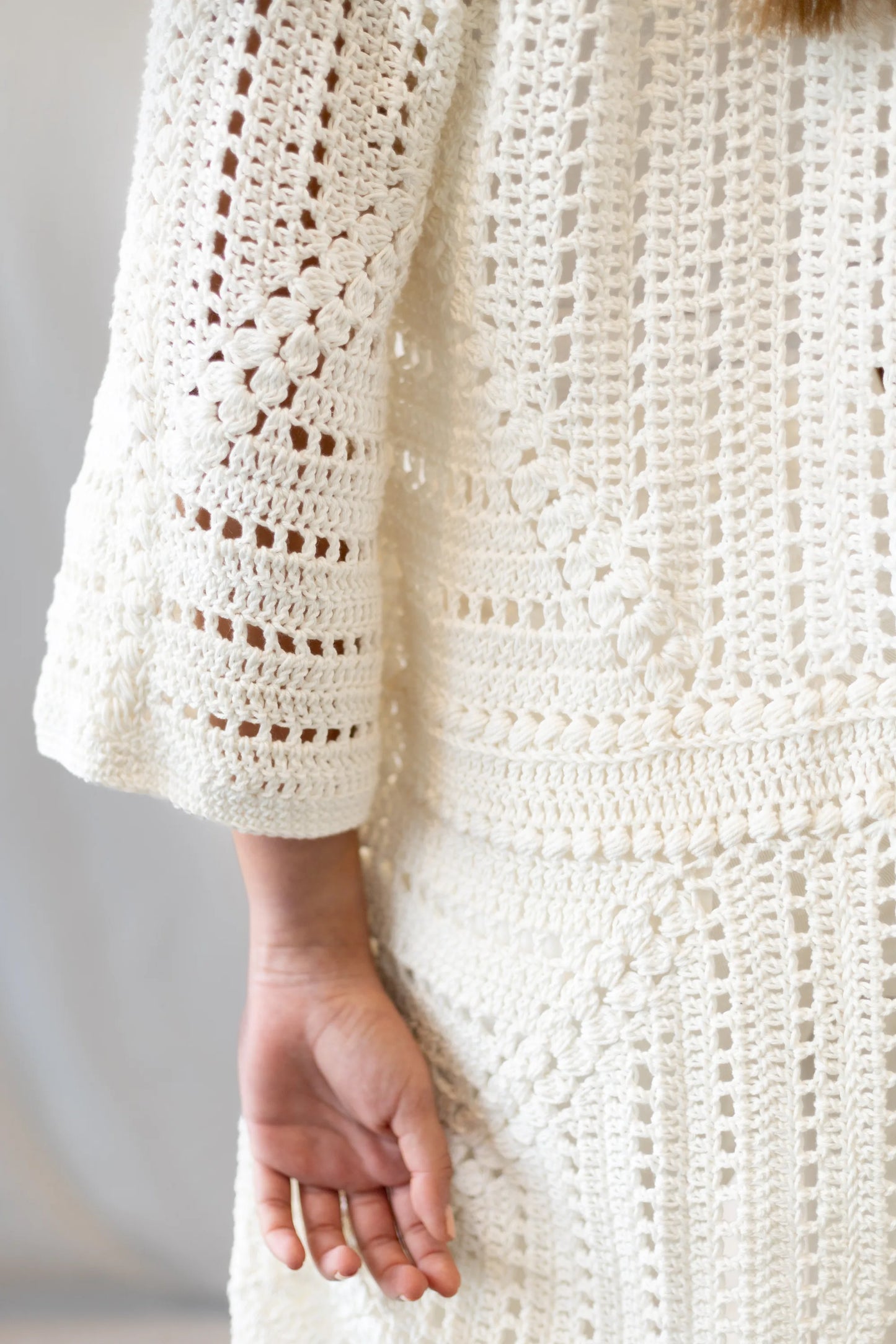 Vista trasera detalle de manga del Kimono Constanza en versión algodón tejido a crochet de color blanco