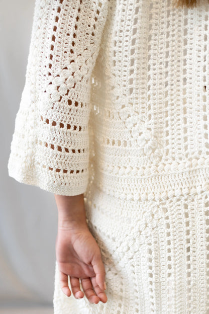 Vista trasera detalle de manga del Kimono Constanza en versión algodón tejido a crochet de color blanco