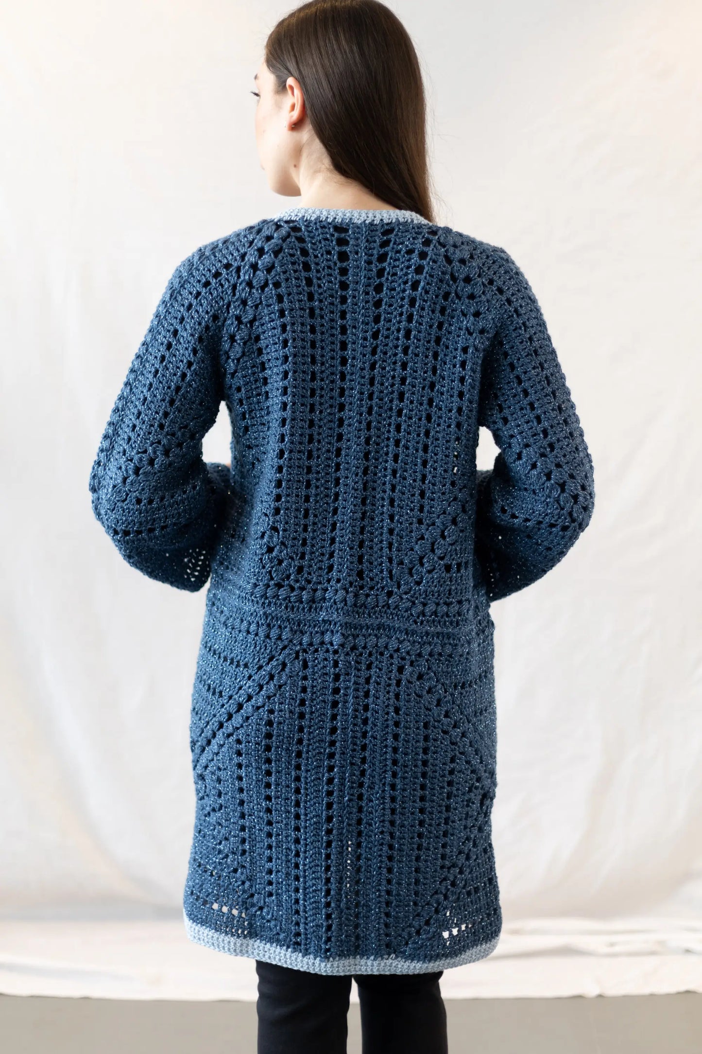 Vista de espaldas de Kimono Constanza en versión lana y algodón tejido a crochet de color azul
