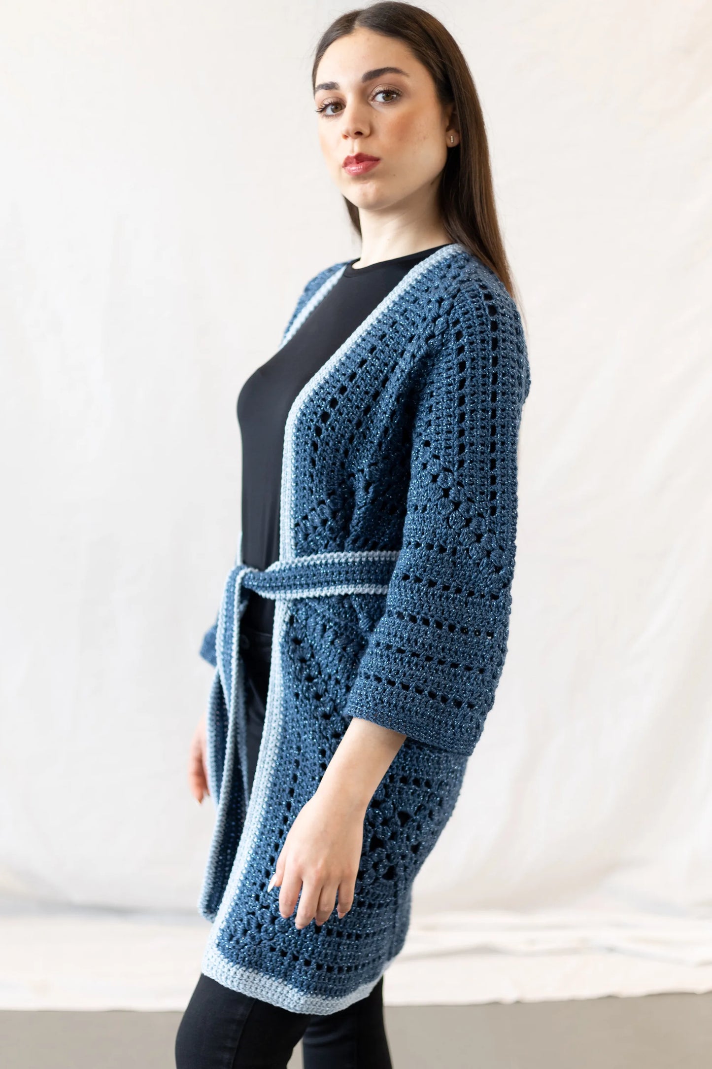 Vista lateral con cinturón del Kimono Constanza en versión lana y algodón tejido a crochet de color azul