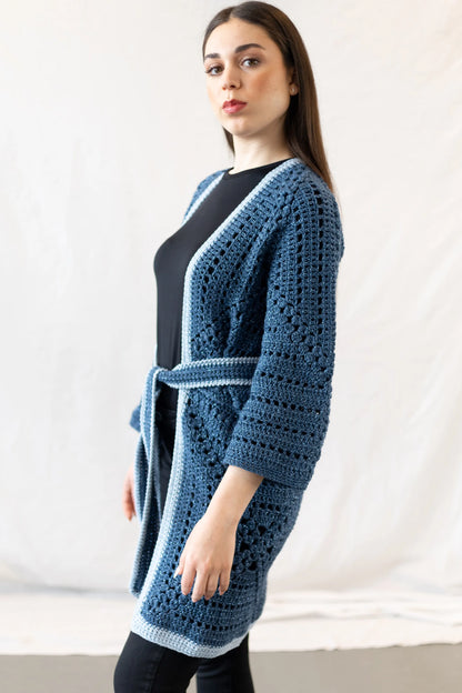 Vista lateral con cinturón del Kimono Constanza en versión lana y algodón tejido a crochet de color azul