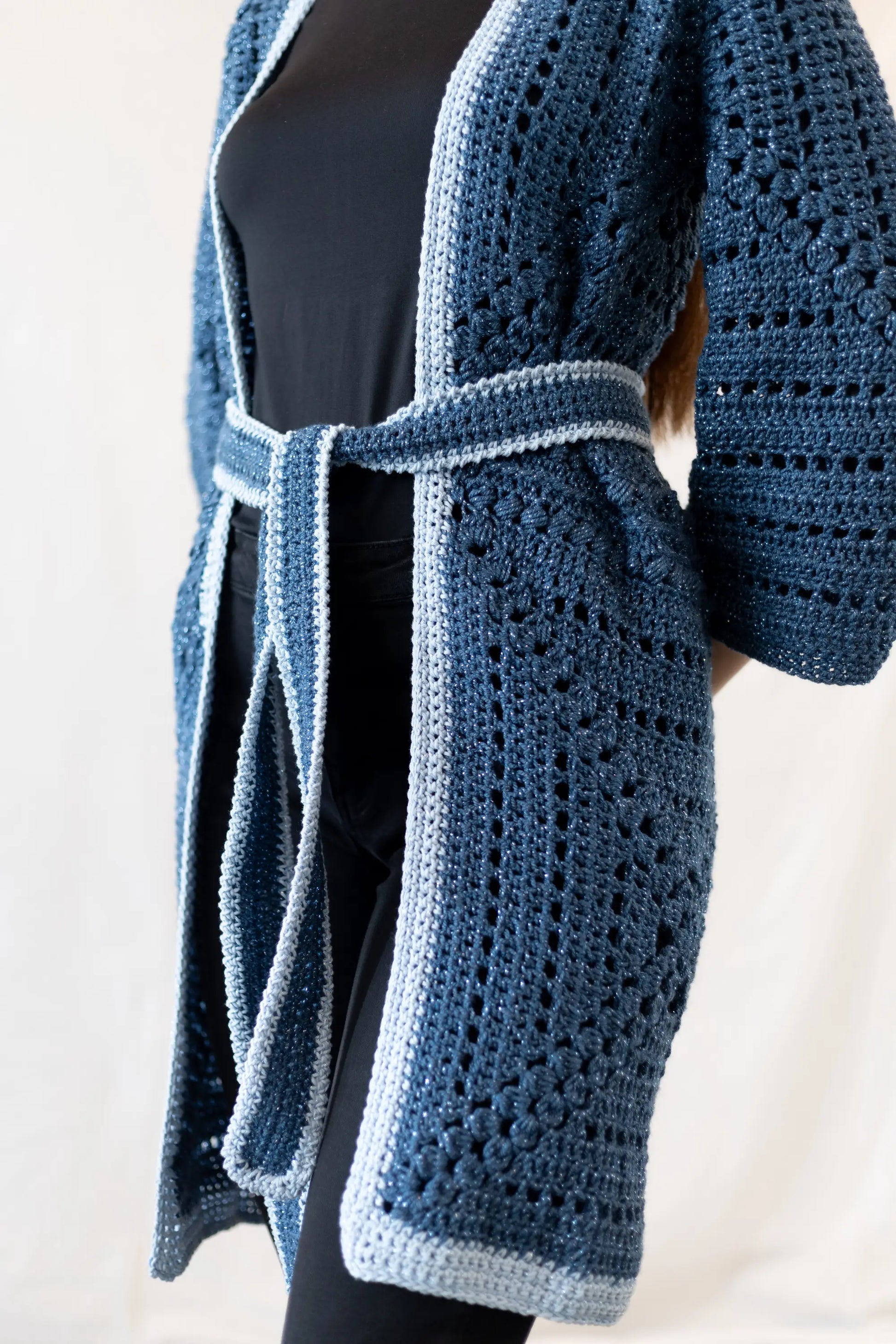 Vista detalle de delantero y cinturón del Kimono Constanza en versión lana y algodón tejido a crochet de color azul