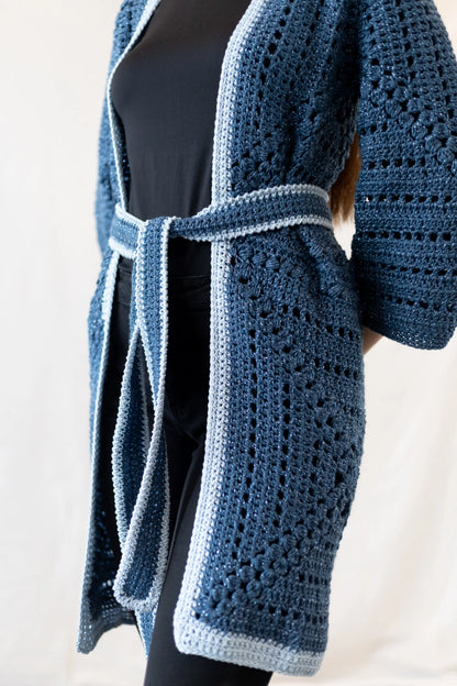 Vista detalle de delantero y cinturón del Kimono Constanza en versión lana y algodón tejido a crochet de color azul
