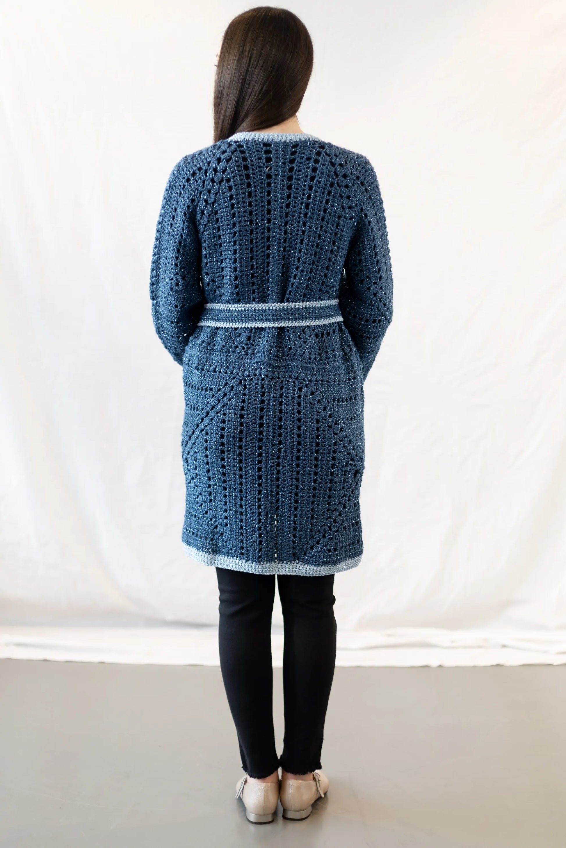 Vista completa de espalda y cinturón del Kimono Constanza en versión lana y algodón tejido a crochet de color azul