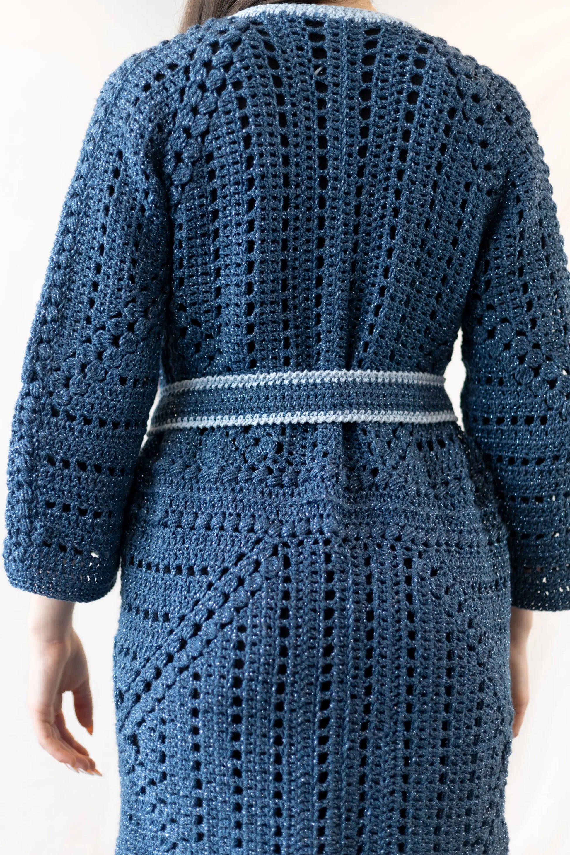 Vista detalle de espalda y cinturón del Kimono Constanza en versión lana y algodón tejido a crochet de color azul