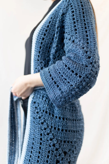 Vista detalle del lateral del Kimono Constanza en versión lana y algodón tejido a crochet de color azul