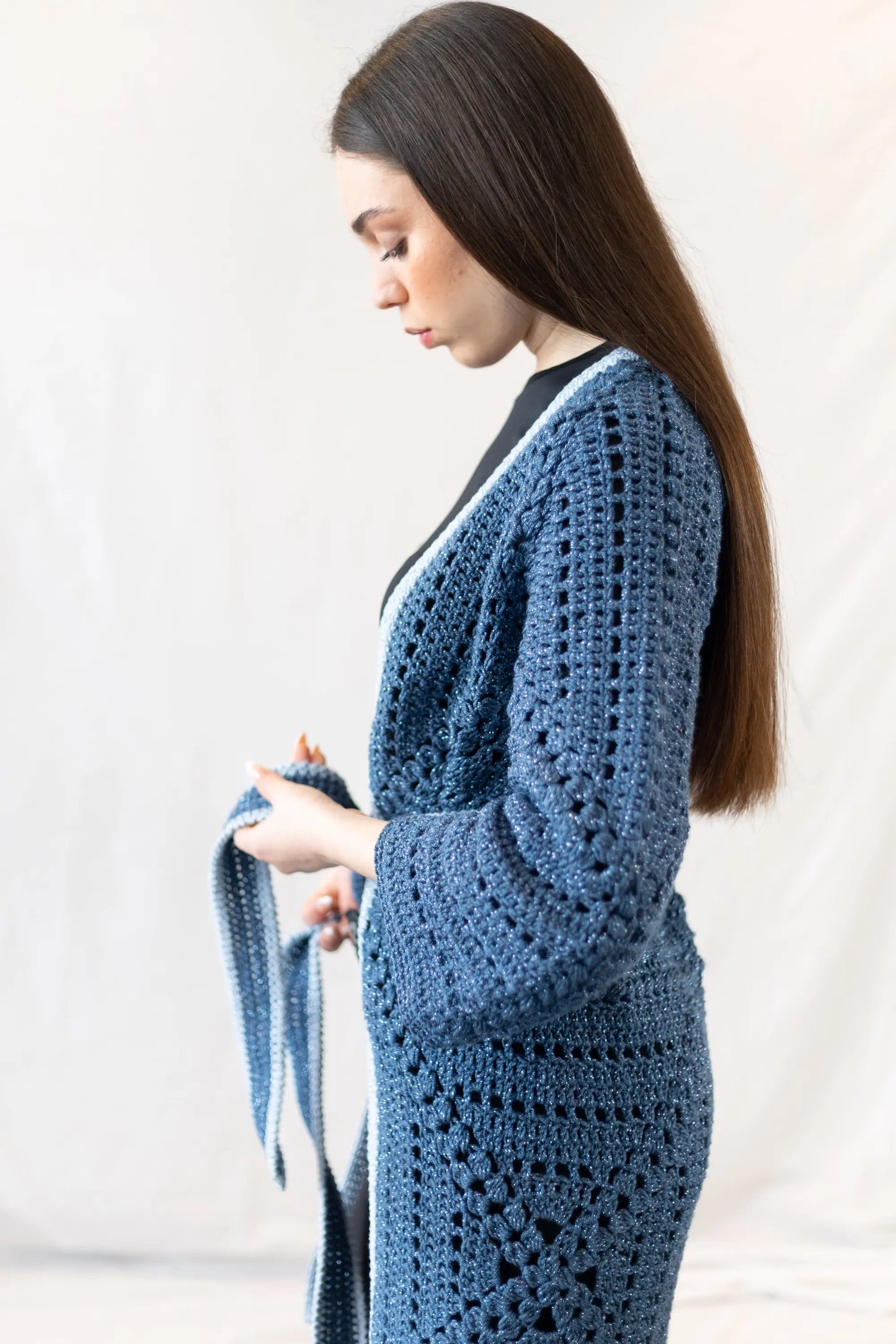 Vista lateral del Kimono Constanza en versión lana y algodón tejido a crochet de color azul
