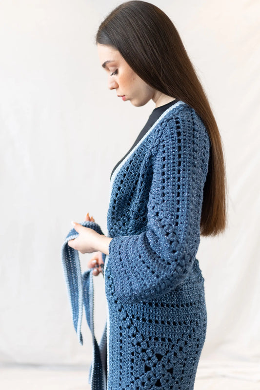 Vista lateral del Kimono Constanza en versión lana y algodón tejido a crochet de color azul