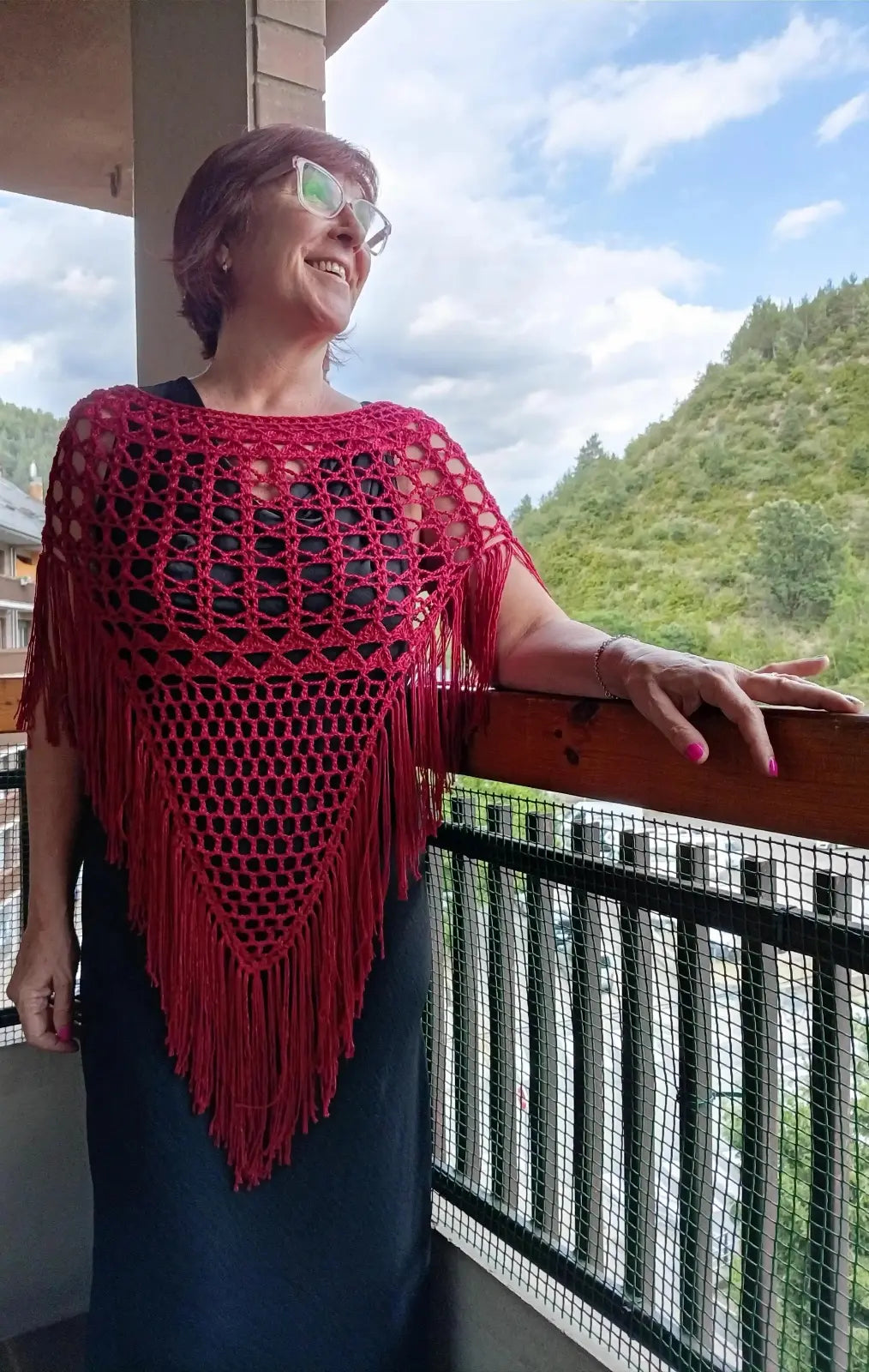 Vista delantero de la Capa Aurora de EH NENA tienda de moda artesanal tejida por tester