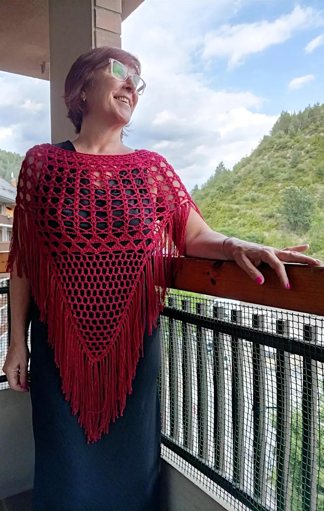 Vista delantero de la Capa Aurora de EH NENA tienda de moda artesanal tejida por tester