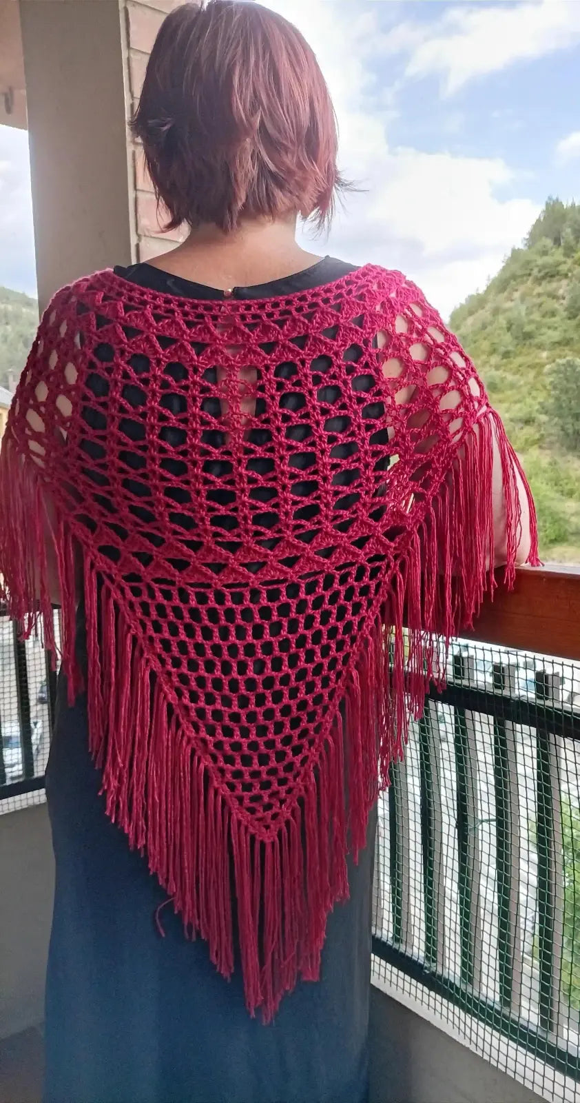 Vista espalda de la Capa Aurora de EH NENA tienda de moda artesanal tejida por tester
