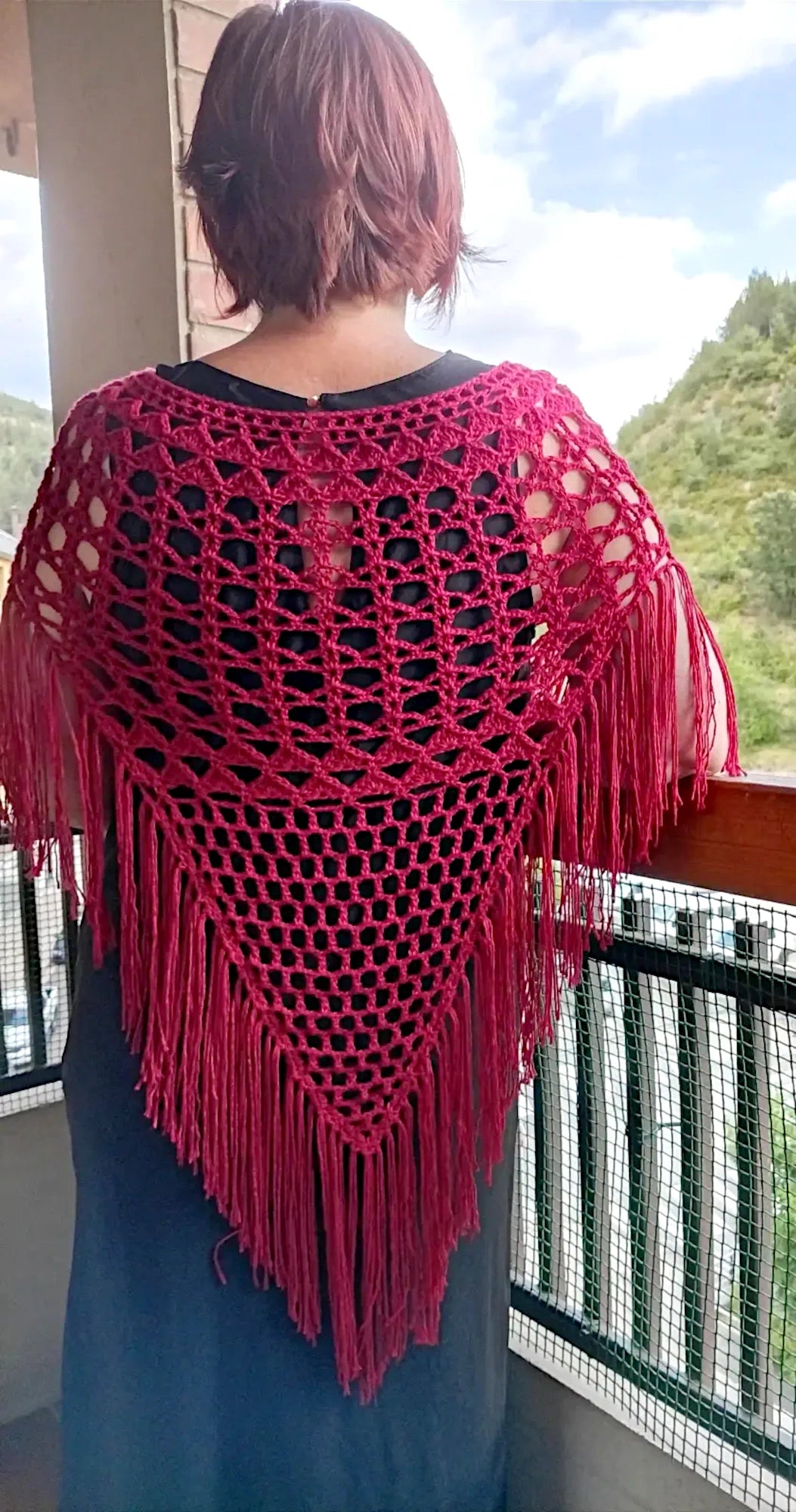 Vista espalda de la Capa Aurora de EH NENA tienda de moda artesanal tejida por tester