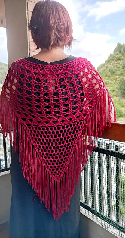 Vista espalda de la Capa Aurora de EH NENA tienda de moda artesanal tejida por tester