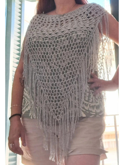 Capa Aurora de crochet tejida a mano puesta sobre una camiseta, vista frontal - patrón EH NENA