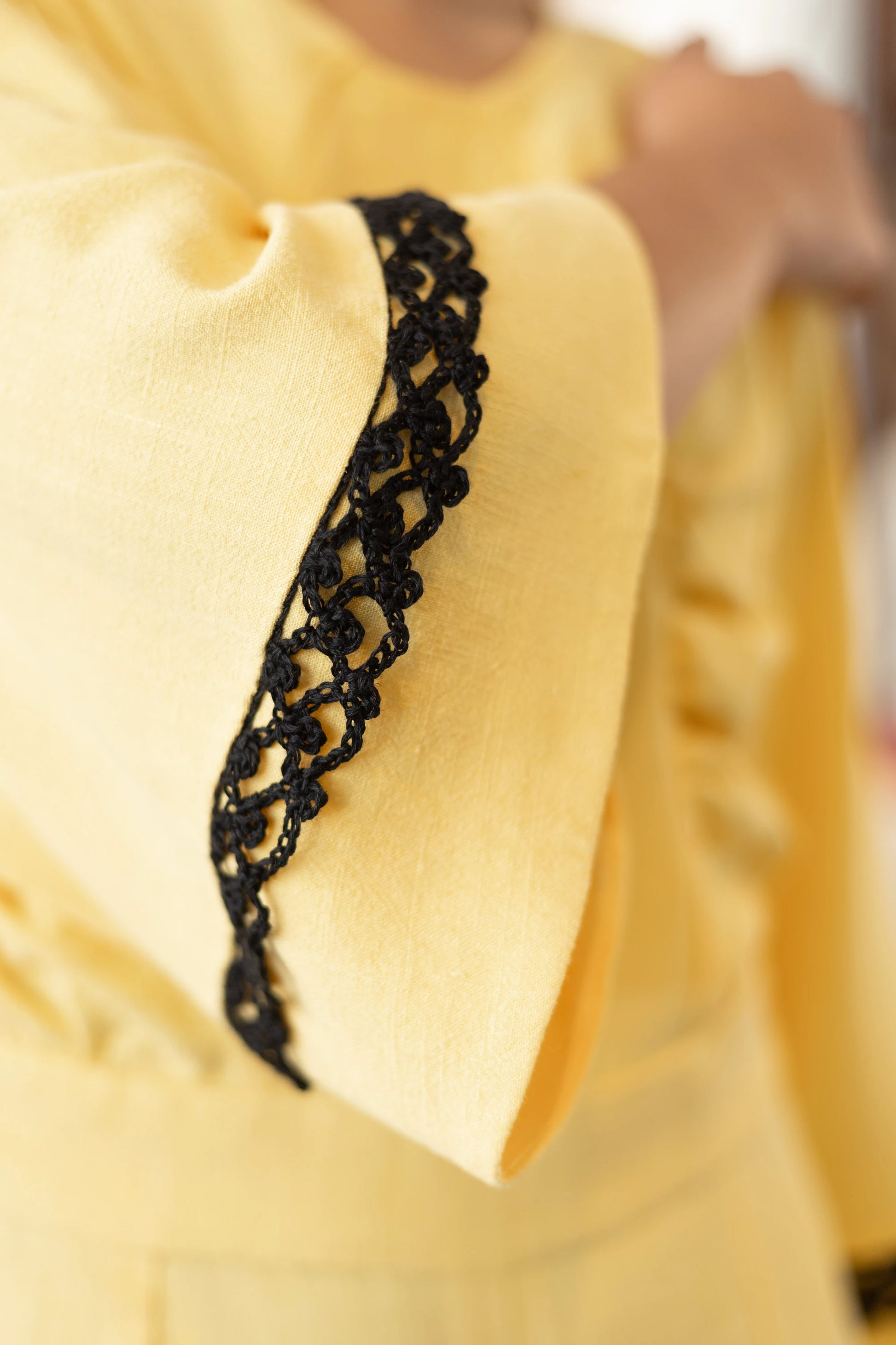 Vista detalle crochet en manga del Mono amarillo con picots en lino