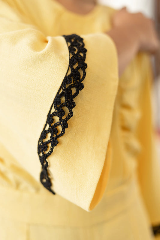 Vista detalle crochet en manga del Mono amarillo con picots en lino