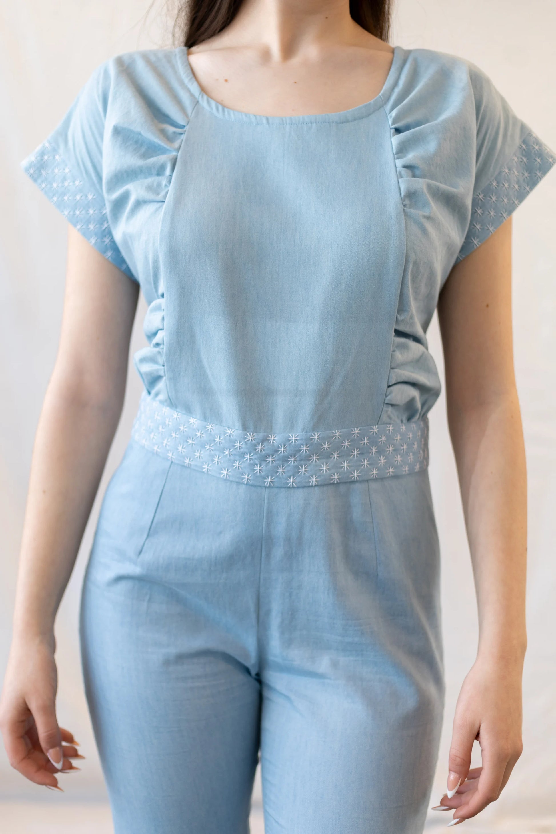 Vista frontal detalles delantero cuerpo y cinturilla del Mono vaquero sashiko de denim reciclado