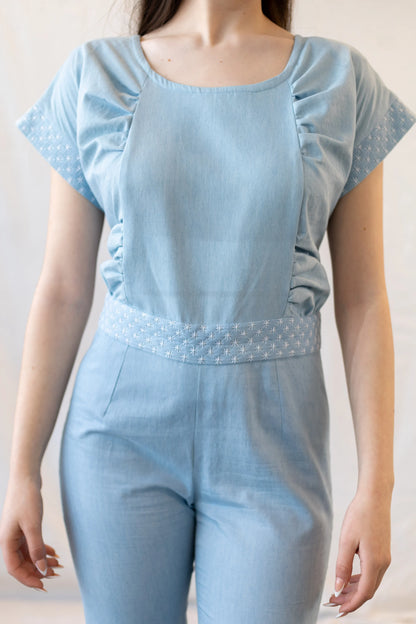 Vista frontal detalles delantero cuerpo y cinturilla del Mono vaquero sashiko de denim reciclado