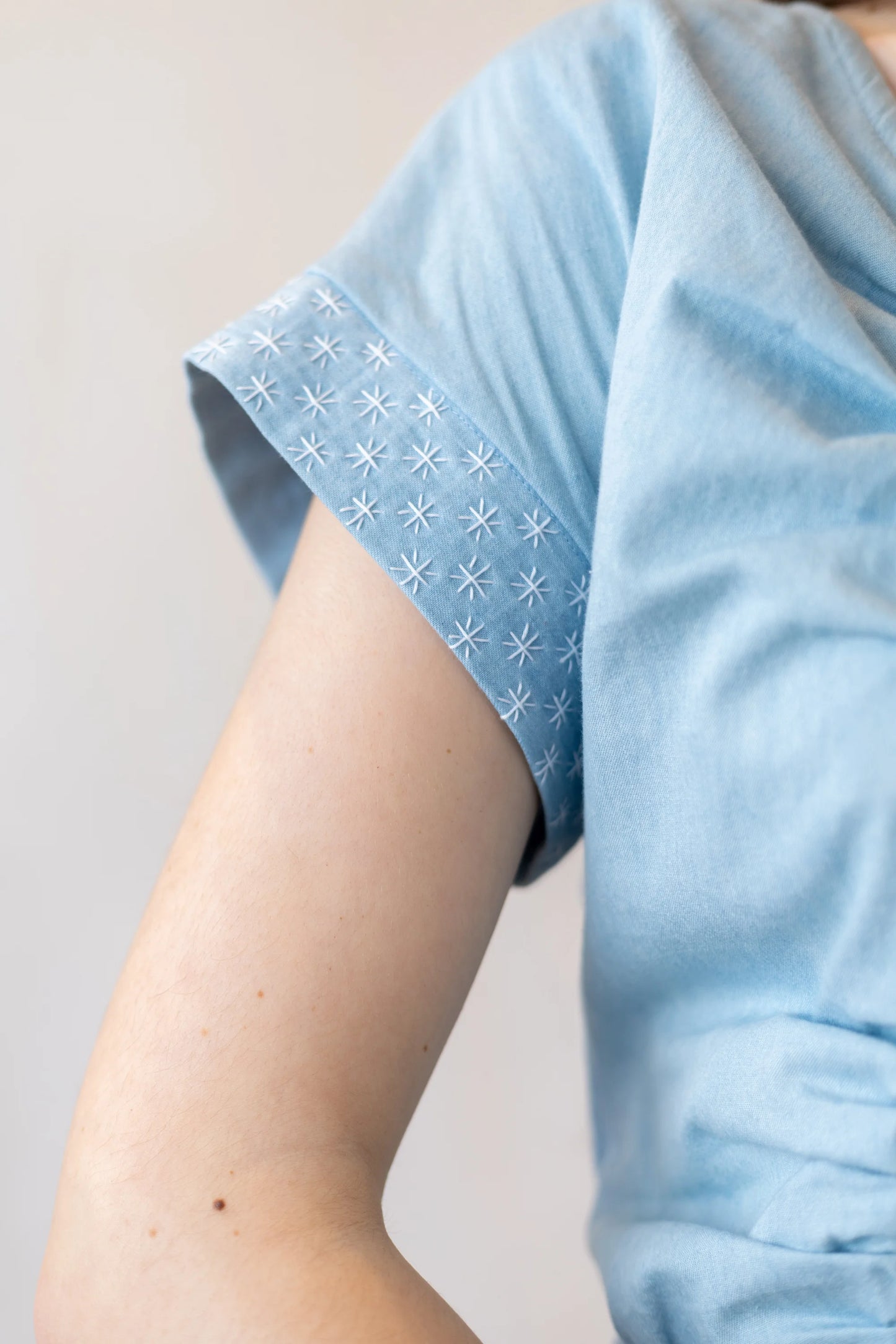Vista detalle bordado manga del Mono vaquero sashiko de denim reciclado y bordado con motivos sashiko