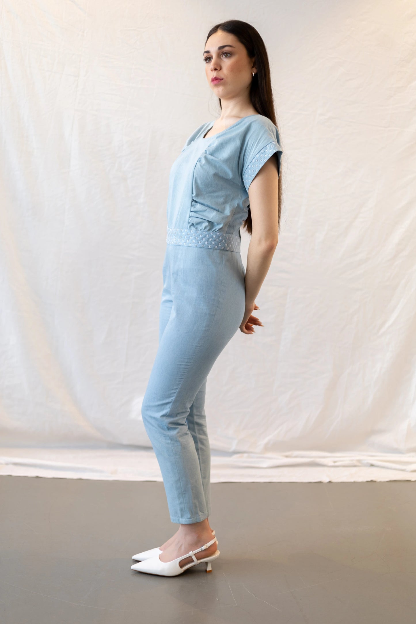 Vista lateral completa del Mono vaquero sashiko de denim reciclado y bordado con motivos sashiko