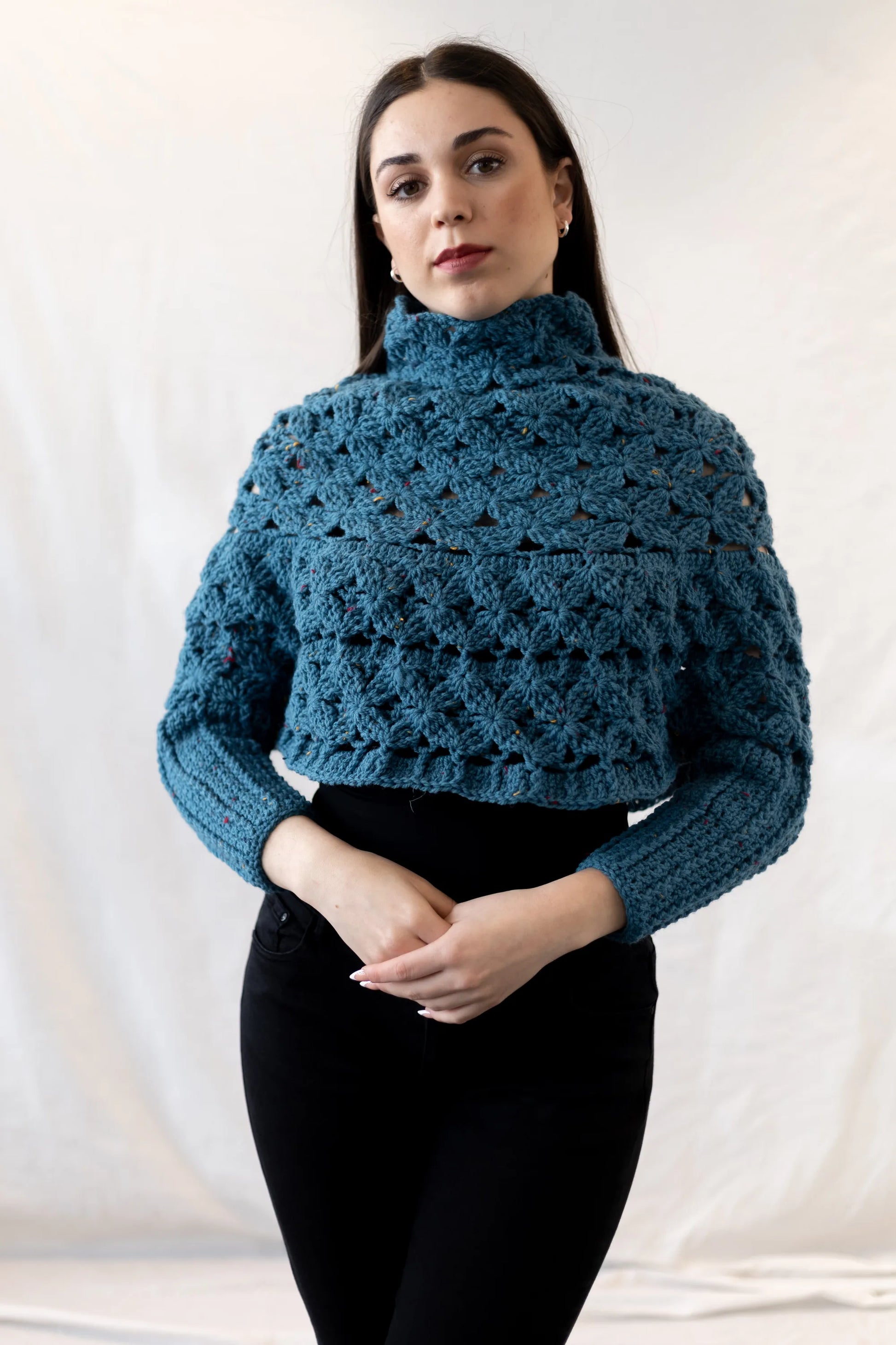 Vista frontal del Poncho Malala tejido a crochet con lana 100% de color azul y largo hasta cintura