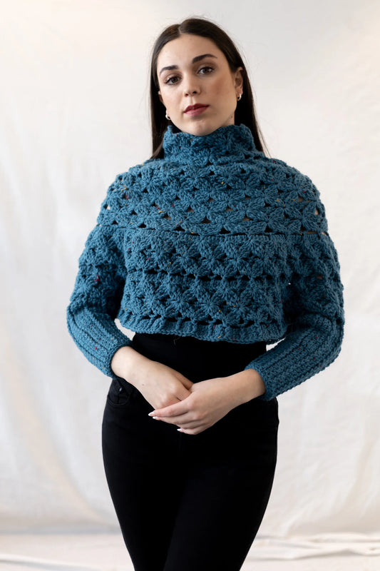 Vista frontal del Poncho Malala tejido a crochet con lana 100% de color azul y largo hasta cintura