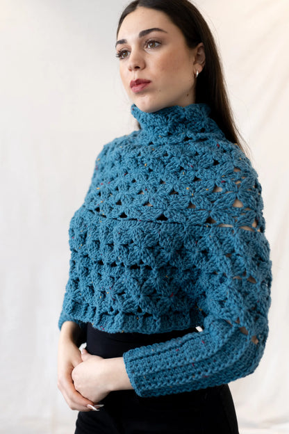 Vista frontal lateral del Poncho Malala tejido a crochet con lana 100% de color azul