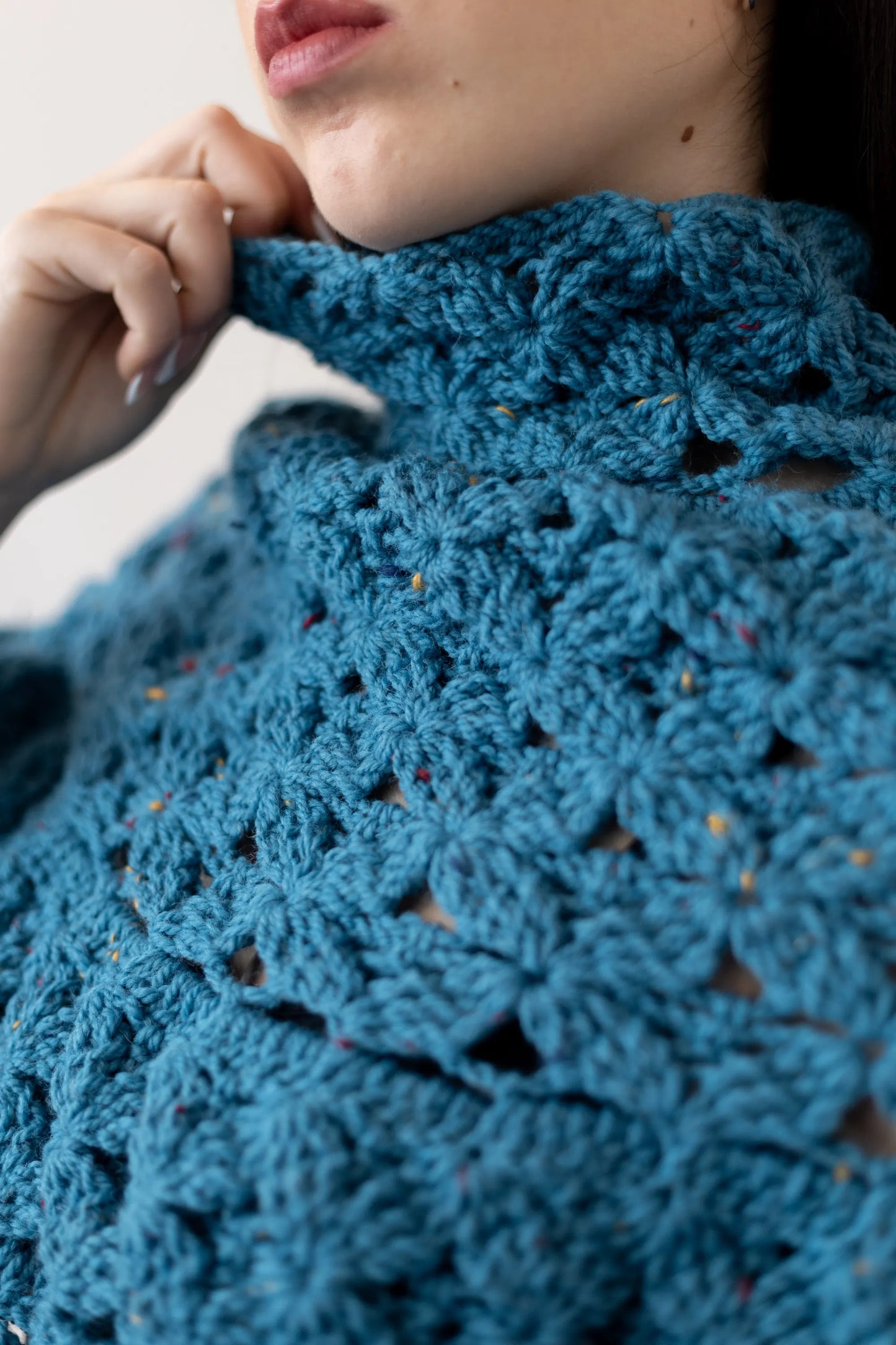 Vista detalle del cuello del Poncho Malala tejido a crochet con lana 100% de color azul