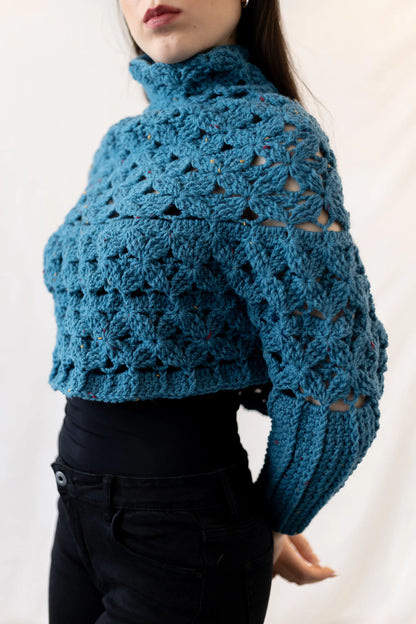 Vista lateral y largo del Poncho Malala tejido a crochet con lana 100% de color azul